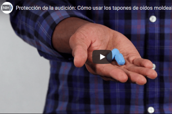 Un hombre que muestra la forma correcta de usar tapones de oídos moldeables para ayudar a prevenir la pérdida de audición inducida por el ruido.